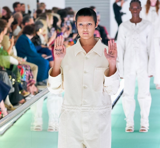 Опять обвинения: На показе Gucci SS2020 модель Айеша Тан Джонс устроила несанкционированную акцию протеста