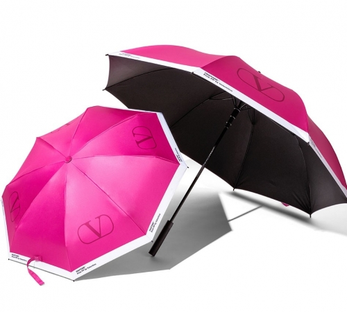VALENTINO стає першим європейським брендом класу люкс, який співпрацює з PANTONE