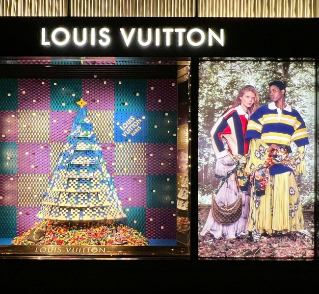 Святкові вітрини LOUIS VUITTON виготовлені з LEGO