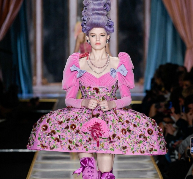 «Пусть едят пирожные!»: Moschino воссоздал королевский двор Марии Антуанетты на Milan Fashion Week