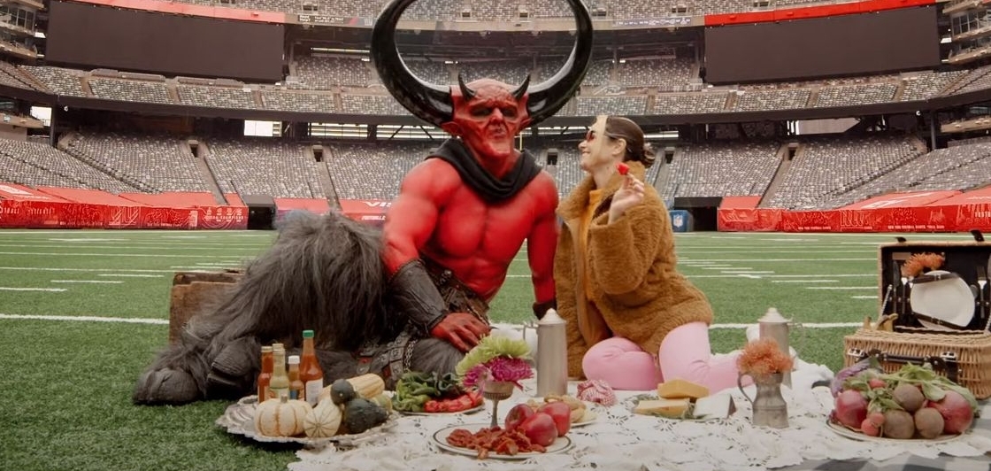 Это очень смешно! Сатана влюбляется в 2020 год в новой рекламе Райана Рейнольдса