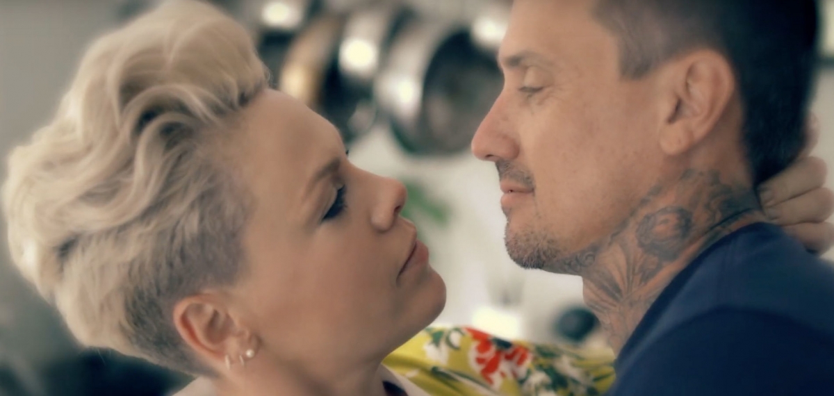 Певица Пинк и ее красавец-муж Кэри Харт в новом эмоциональном клипе 90 Days