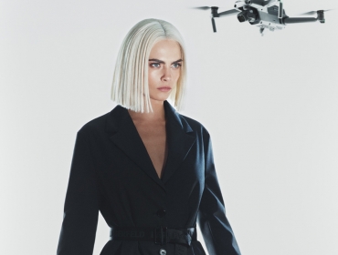 Кара Делевінь вводить фірмову естетику Карла Лагерфельда в нову еру моди