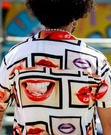 Смелые принты и непринужденный стиль модных мужчин на Pitti Uomo SS20