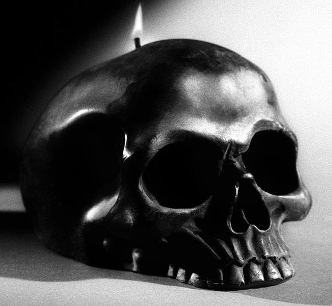 Свечи-черепа, оккультные книги и прочие странности: Saint Laurent представили капсулу на Хэллоуин
