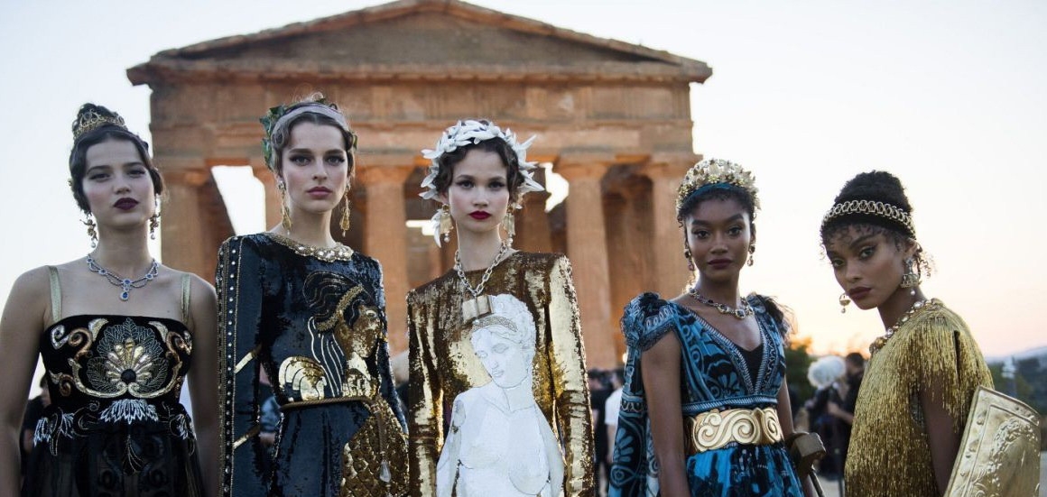 Античные боги: Dolce & Gabbana представили две кутюрные коллекции в Долине Храмов на Сицилии