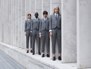 Не для офиса, а для жизни: Thom Browne начнут шить костюмы для женщин на заказ
