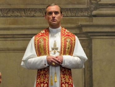 Очень много грехов: Джуд Лоу бросает вызов папству Джона Малковича в трейлере «Новый Папа»