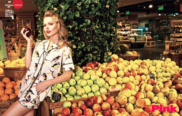 Ольга Фреймут игриво позировала в супермаркете в новой фотосессии