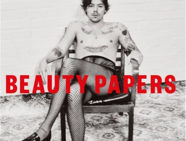 Слишком красивый: Гарри Стайлз в колготках в сеточку на страницах Beauty Papers привел к поломке сайта