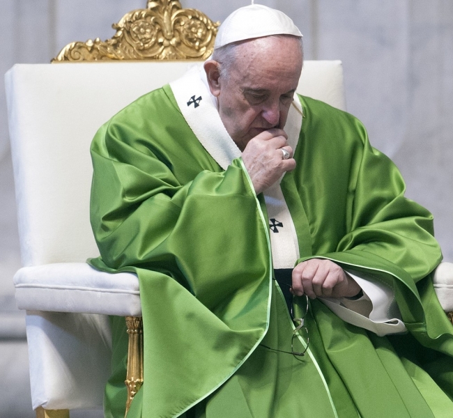 Папа Франциск находится под следствием Ватикана после того, как он «лайкнул» откровенное фото модели