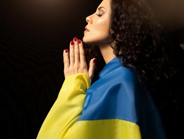 NK звернулася до світу з новою піснею “You crying” аби закликати не замовчувати жорстокість в Україні