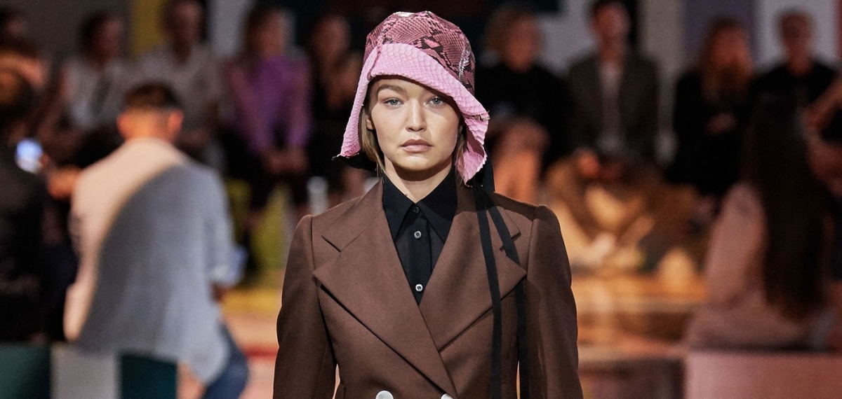«О власти женщин над одеждой»: Prada представили универсальную коллекцию SS20 в Милане