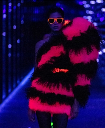 Королевы нуара и неоновые демоны на показе Saint Laurent