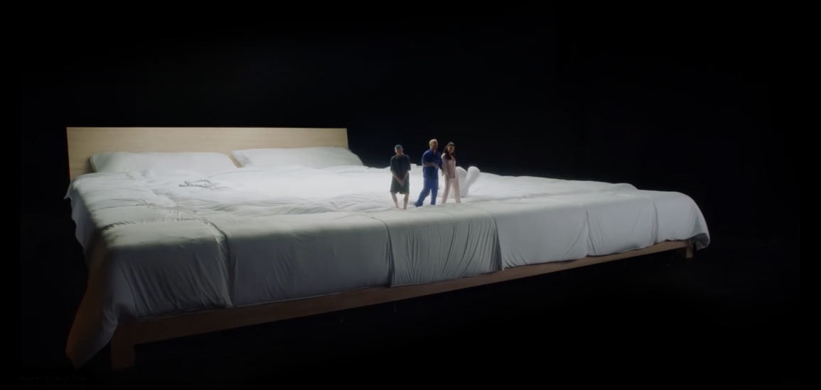 В гигантской постели: Селена Гомес, Бенни Бланко, Тайни и Джей Бальвин дурачатся в новом клипе I Can’t Get Enough