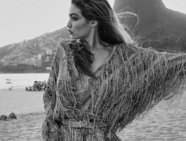 Джиджи Хадид загорает и наслаждается океаном на снимках Elle USA