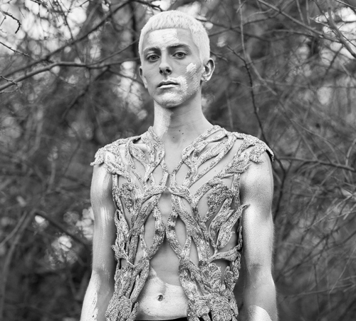 Великолепный модерн и утонченные мужчины в лукбуке новой коллекции Alexander McQueen