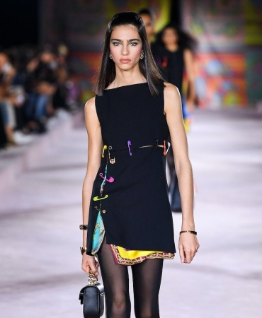 Великолепная Дуа Липа дебютировала на показе VERSACE SS22