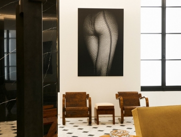 Колготки в сеточку и черные губы: Saint Laurent представляет редкую мебель и предметы искусства на специальной выставке