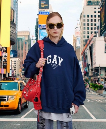 Balenciaga поддерживает сообщество ЛГБТК +, посвятив капсулу Прайду