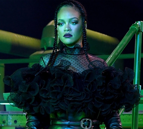 Рианна жарко анонсировала долгожданный показ SAVAGE X FENTY