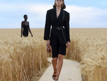 Jacquemus устроили показ в пшеничном поле на гигантском подиуме и снова покорили мир моды