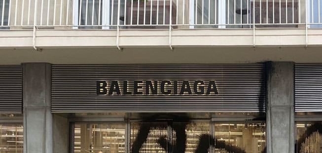 Арт-вандал Kidult испортил флагманский бутик Balenciaga: Вот, что он сделал и почему