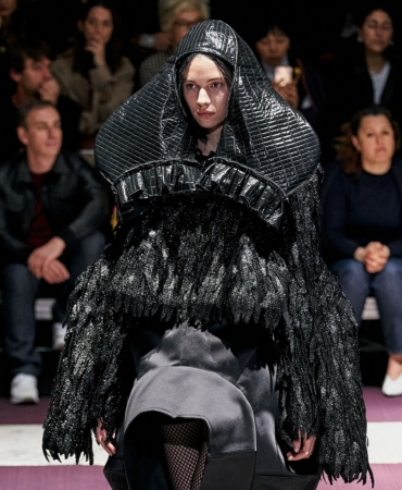 Ужасы реального мира на великолепном показе Comme des Garçons