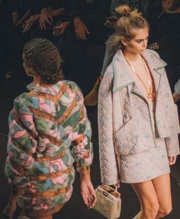 Без Лагерфельда, но со вкусом: Коллекция Fendi SS20 напоминает о психоделических 70-х