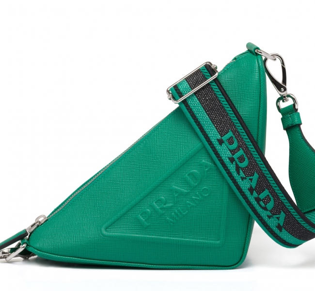 Prada представляет треугольную сумку Prada Triangle