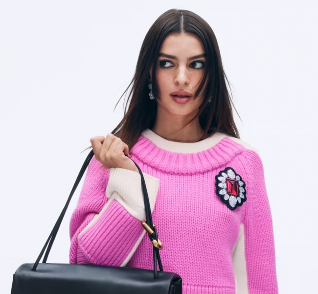 Emily Ratajkowski стала обличчям нової сумки The Dual від Marc Jacobs