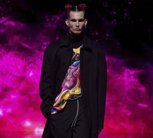Ким Джонс создает красочную магию с художником Кенни Шарфом для Dior Men Fall 2021