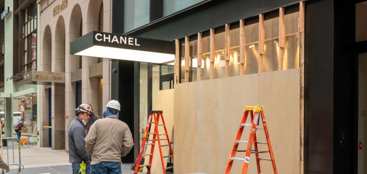 Chanel, Louis Vuitton, Dior и другие бренды забаррикадировали свои магазины из-за выборов в США