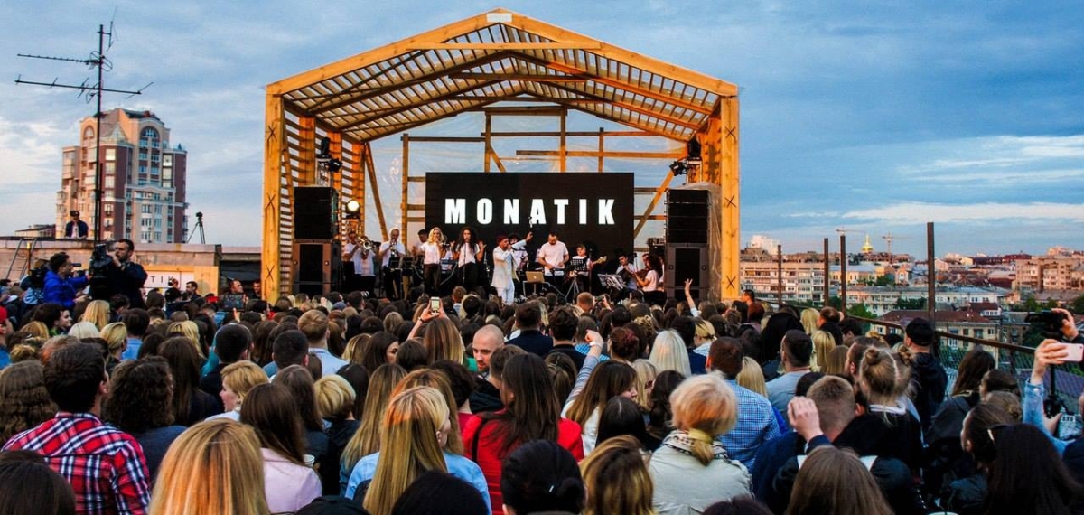 MONATIK презентовал видео большого концерта на крыше 