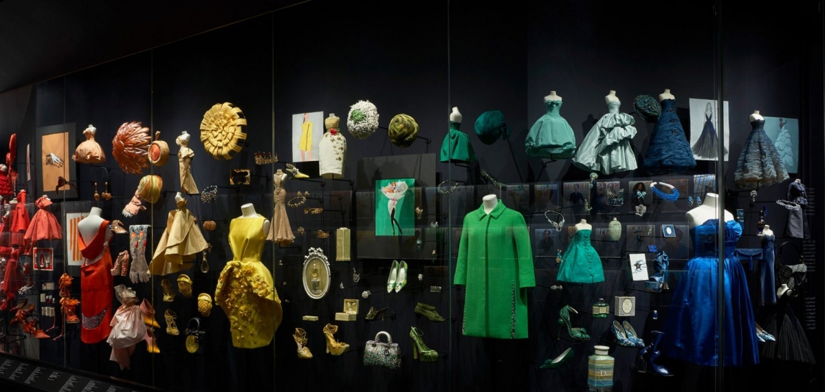 В Лондоне открылась выставка нарядов Кристиана Диора. Она великолепна