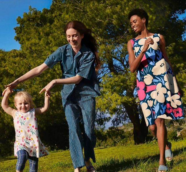 Коллекция MARIMEKKO X UNIQLO для мам и детей, вдохновленная летним солнцем