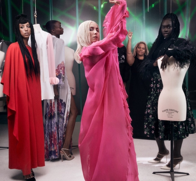 Рождество, которое мы заслужили: Универмаг Selfridges представил крутейшее видео с участием звезд