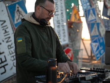 Burning Man 2024: виступ DJ Tapolsky завершився сиреною з України, що приголомшила гостей