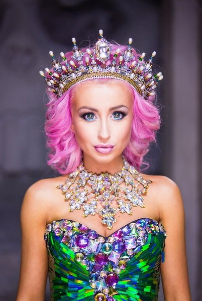 Украинская Barbie Лиля Киш показала виноградную любовь