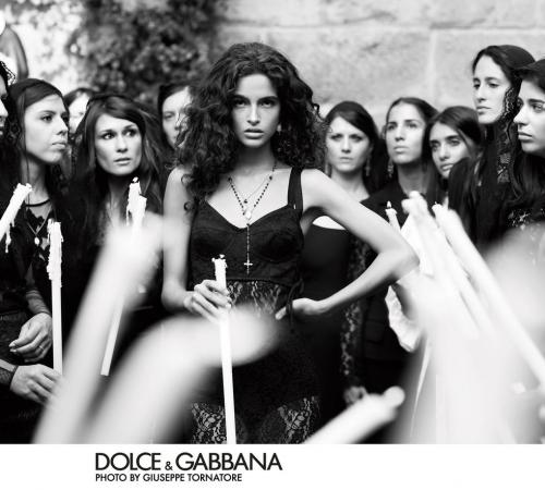 Dolce & Gabbana вывели Монику Беллуччи, Еву Герцигову, Карлу Бруни и других на улицы Италии