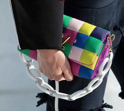 Оптимизм и радость: Яркие сумки и смелые сапоги в круизной коллекции Louis Vuitton