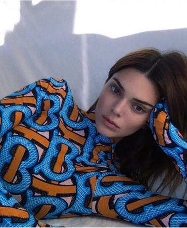 Кендалл Дженнер стала лицом новой коллекции Burberry, сняв кампейн самостоятельно