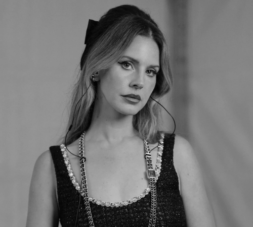 "Вона повинна була бути з твіду": Lana Del Rey вибрала класичний французький стиль для свого останнього виступу в Парижі