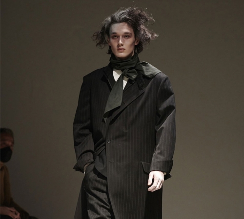Yohji Yamamoto FW22 представляет готическое фэнтези для диккенсовского парня