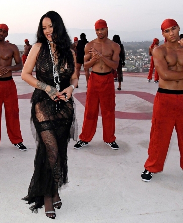 Увидеть и пощупать: Рианна планирует открыть офлайн-бутики Savage X Fenty
