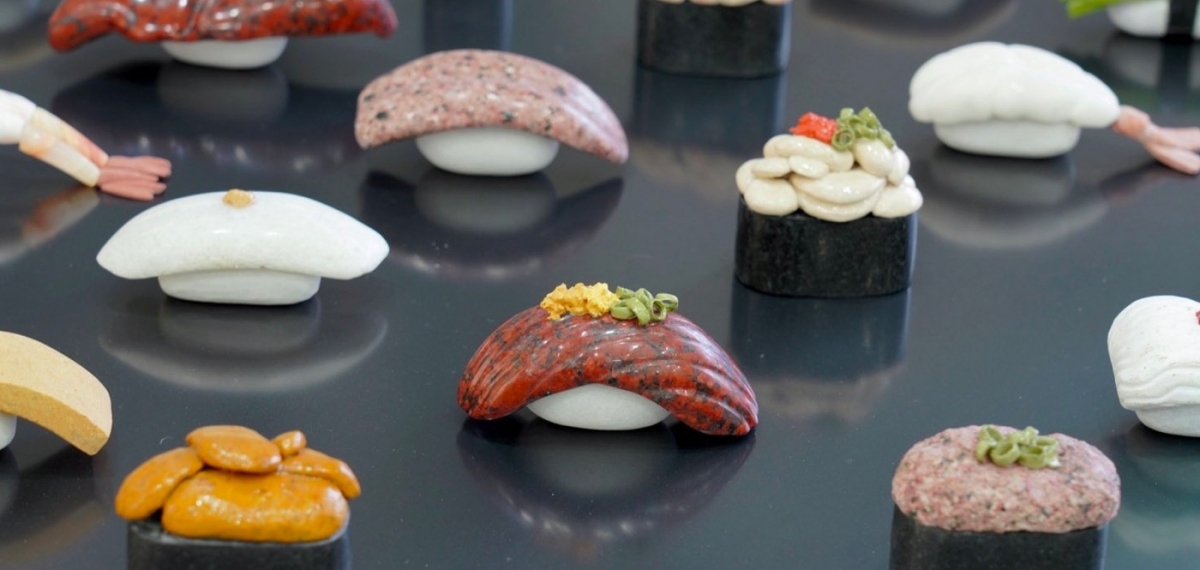Только не ешьте: Японский художник представил выставку поразительно точных каменных суши