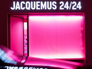 В стиле автоматов с едой: JACQUEMUS открыл розовый поп-ап-стор