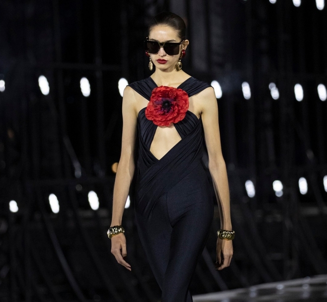 Оверсайз - надоел: Saint Laurent представил изящную коллекцию SS22