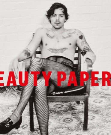 Слишком красивый: Гарри Стайлз в колготках в сеточку на страницах Beauty Papers привел к поломке сайта