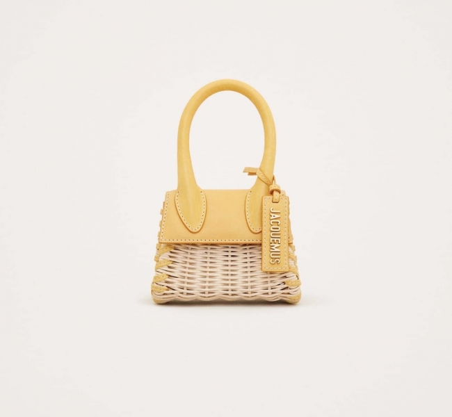Те самые микро-сумочки: Jacquemus представили самые модные летние аксессуары